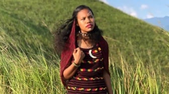 Merince Kogoya Tunjukkan Pakaian Adat Papua Pegunungan, Sindir Karmen Anastasya?