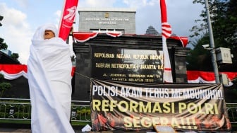 Polri Dapat Piagam Penghargaan: Konsisten Dikritik Rakyat Tak Goyah, Dipuji Presiden Sumringah