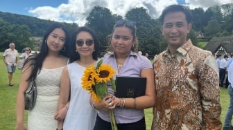 Anak Piyu Lulus dari Sekolah Elit di Inggris, Kehadiran Mantan Istri Jadi Perbincangan
