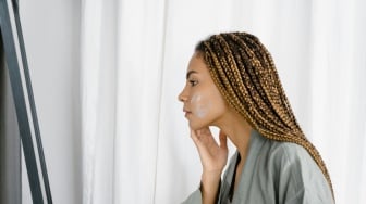 Apakah Harus Cuci Muka Dulu sebelum Reapply Sunscreen? Ini Step yang Benar Menurut Dokter Estetika