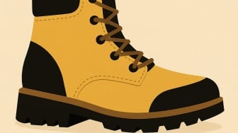 5 Sepatu Gunung Lokal Terbaik 2025: Harga Mulai 250 Ribuan!