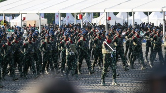 Sejumlah personel dari beberapa kesatuan di Polri mengikuti upacara HUT ke-79 Bhayangkara di kawasan Monumen Nasional (Monas), Jakarta, Selasa (1/7/2025).  [Suara.com/Alfian Winanto]