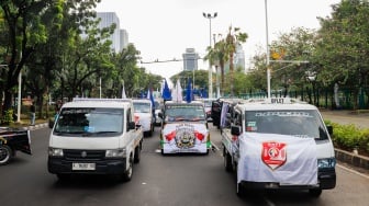 Para sopir truk saat menggelar aksi soal nol kelebihan muatan atau zero over dimensi over loading (ODOL) di Jalan Medan Merdeka Selatan, Jakarta, Rabu (2/7/2025). [Suara.com/Alfian Winanto]
