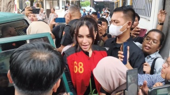 Bertemu di Pengadilan, Nikita Mirzani Kasih Reaksi Tak Terduga Soal Permintaan Maaf Vadel Badjideh