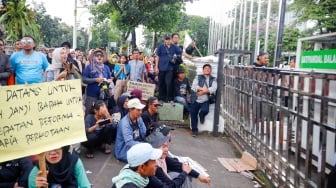 Massa dari Jaringan Rakyat Miskin Kota (JRMK) melakukan unjuk rasa di depan Balai Kota Jakarta, Rabu (2/7/2025). [Suara.com/Alfian Winanto]