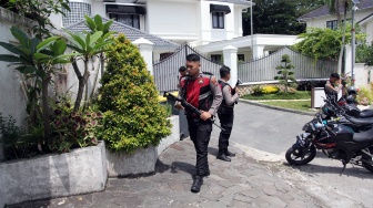 Polisi berjaga di gerbang rumah saat penyidik KPK melakukan penggeledahan terkait kasus dugaan korupsi proyek pembangunan jalan, di rumah pribadi Kepala Dinas PUPR Provinsi Sumatera Utara Topan Obaja Putra Ginting di kompleks Royal Sumatera, Medan, Sumatera Utara, Rabu (2/7/2025). [ANTARA FOTO/Yudi Manar/tom]