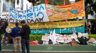 Massa dari Jaringan Rakyat Miskin Kota (JRMK) melakukan unjuk rasa di depan Balai Kota Jakarta, Rabu (2/7/2025). [Suara.com/Alfian Winanto]