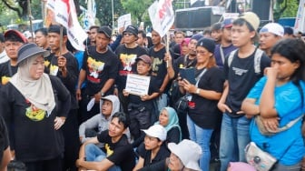 Massa dari Jaringan Rakyat Miskin Kota (JRMK) melakukan unjuk rasa di depan Balai Kota Jakarta, Rabu (2/7/2025). [Suara.com/Alfian Winanto]