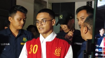 Bertemu Nikita Mirzani di Sidang, Vadel Badjideh Langsung Minta Maaf: Saya Tahu Tante Pusing