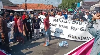 Aksi Massa di Serang: Tolak Penggusuran, Warga Bakar Kaos Kampanye Budi Rustandi-Nur Agus Aulia