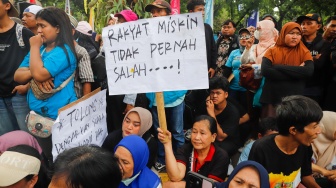 Massa dari Jaringan Rakyat Miskin Kota (JRMK) melakukan unjuk rasa di depan Balai Kota Jakarta, Rabu (2/7/2025). [Suara.com/Alfian Winanto]