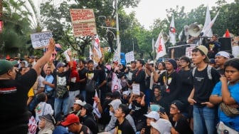 Massa dari Jaringan Rakyat Miskin Kota (JRMK) melakukan unjuk rasa di depan Balai Kota Jakarta, Rabu (2/7/2025). [Suara.com/Alfian Winanto]