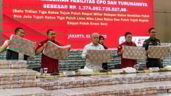 Dirtut Jampidsus Kejagung Sutikno (kedua kanan) bersama Kapuspenkum Kejagung Harli Siregar (tengah), Dirdik Jampidsus Kejagung Abdul Qohar (kedua kiri), Kajari Jakarta Pusat Safrianto Zuriat (kanan), dan Kasubid Kehumasan Puspenkum Kejagung Andrie Wahyu Setiawan (kiri) menunjukkan uang hasil penyitaan tindak pidana korupsi pemberian fasilitas crude palm oil (CPO) dan turunannya di Gedung Bundar Jampidus Kejaksaaan Agung, Jakarta, Rabu (2/7/2025). [ANTARA FOTO/Muhammad Adimaja/tom]