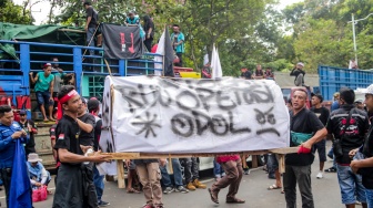 Para sopir truk saat menggelar aksi soal nol kelebihan muatan atau zero over dimensi over loading (ODOL) di Jalan Medan Merdeka Selatan, Jakarta, Rabu (2/7/2025). [Suara.com/Alfian Winanto]