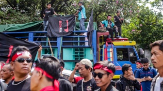 Para sopir truk saat menggelar aksi soal nol kelebihan muatan atau zero over dimensi over loading (ODOL) di Jalan Medan Merdeka Selatan, Jakarta, Rabu (2/7/2025). [Suara.com/Alfian Winanto]