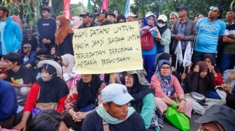 Massa dari Jaringan Rakyat Miskin Kota (JRMK) melakukan unjuk rasa di depan Balai Kota Jakarta, Rabu (2/7/2025). [Suara.com/Alfian Winanto]