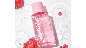 Manfaat Toner Glad2Glow Pink, Ampuh Cerahkan Wajah Kusam dalam 2 Minggu?