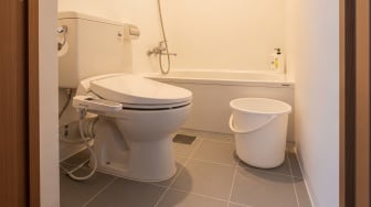 Cara Efektif Mengembalikan Lantai Kamar Mandi yang Menguning Agar Kinclong Kembali