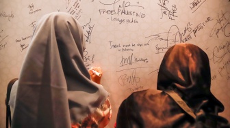 Warga hadiri acara Penandatangan Petisi dan Buku Duka Cita untuk Iran di Kediaman Duta Besar Iran untuk Indonesia Mohammad Boroujerdi di kawasan Menteng, Jakarta, Kamis (3/7/2025). [Suara.com/Alfian Winanto]