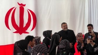 Warga Ramai-ramai Sambangi Kediaman Dubes Iran, Tanda Tangan Petisi Kutuk Serangan Zionis