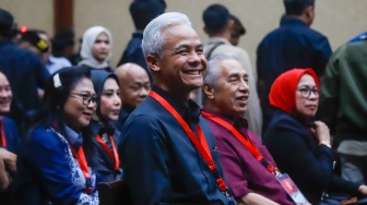 Politisi PDI Perjuangan Ganjar Pranowo saat menghadiri sidang Tuntutan Hasto Kristiyanto di Pengadilan Tipikor, Jakarta, Kamis (3/7/2025). [Suara.com/Alfian Winanto]