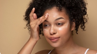 6 Sunscreen Terbaik untuk Usia 30 Tahun ke Atas, Bikin Kulit Tetap Awet Muda dan Glowing