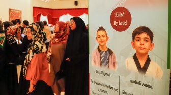Warga hadiri acara Penandatangan Petisi dan Buku Duka Cita untuk Iran di Kediaman Duta Besar Iran untuk Indonesia Mohammad Boroujerdi di kawasan Menteng, Jakarta, Kamis (3/7/2025). [Suara.com/Alfian Winanto]