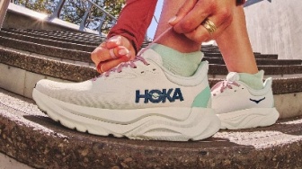 Berapa Harga Sepatu Hoka Asli 2025? Cek Daftar Lengkap Model & Kisaran Harganya