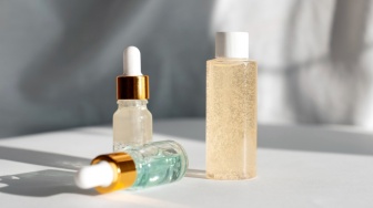 Toner atau Serum Dulu? Ini Urutan Skincare yang Benar Biar Gak Sia-Sia!