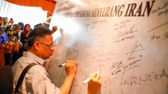 Warga hadiri acara Penandatangan Petisi dan Buku Duka Cita untuk Iran di Kediaman Duta Besar Iran untuk Indonesia Mohammad Boroujerdi di kawasan Menteng, Jakarta, Kamis (3/7/2025). [Suara.com/Alfian Winanto]
