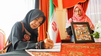 Warga hadiri acara Penandatangan Petisi dan Buku Duka Cita untuk Iran di Kediaman Duta Besar Iran untuk Indonesia Mohammad Boroujerdi di kawasan Menteng, Jakarta, Kamis (3/7/2025). [Suara.com/Alfian Winanto]