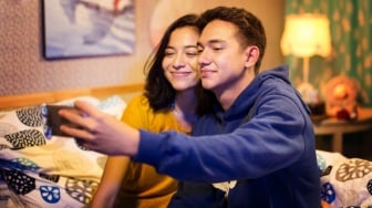 Review Film Posesif, Cinta yang Membelenggu di Balik Janji Manis