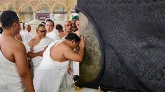 Presiden RI Prabowo Subianto mencium Ka'bah saat melaksanakan ibadah Umrah di Makkah, Arab Saudi,  Kamis (3/7/2025). [Muchlis Jr - Biro Pers Sekretariat Presiden]
