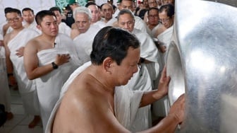 Momen Langka Prabowo di Tanah Suci: Masuk Kakbah, Cium Hajar Aswad