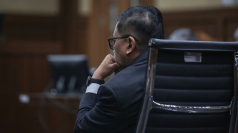 Terdakwa kasus dugaan suap pergantian antarwaktu (PAW) untuk anggota DPR Harun Masiku dan perintangan penyidikan, Hasto Kristiyanto saat menjalani sidang di Pengadilan Tipikor, Jakarta, Kamis (3/7/2025). [Suara.com/Alfian Winanto]
