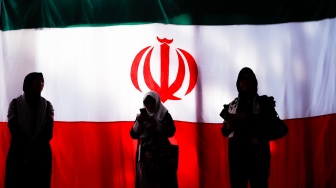 Warga hadiri acara Penandatangan Petisi dan Buku Duka Cita untuk Iran di Kediaman Duta Besar Iran untuk Indonesia Mohammad Boroujerdi di kawasan Menteng, Jakarta, Kamis (3/7/2025). [Suara.com/Alfian Winanto]