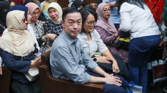 Tom Lembong Rangkul Istri Jelang Tuntutan Kasus Korupsi Gula Ratusan Miliar!