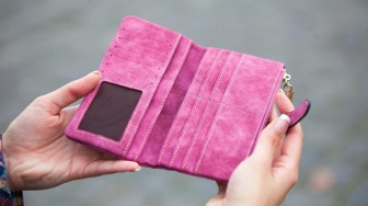 5 Tips Feng Shui Dompet agar Rezeki Tak Seret, Jangan Asal Pilih Warna dan Atur Uang!