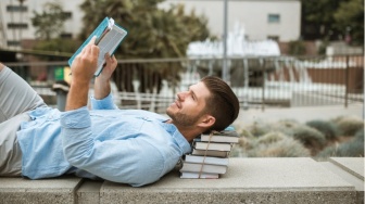 Book-Bosomed: Membawa Buku ke Mana-Mana Bukan soal Pamer