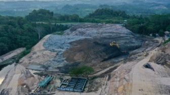 Foto udara petugas mengoperasikan eskavator di Tempat Pemrosesan Akhir (TPA) di Sambutan, Samarinda, Kalimantan Timur, Kamis (3/7/2025). [ANTARA FOTO/M Risyal Hidayat/nz]