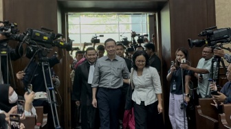 Jelang Tuntutan Jaksa, Tom Lembong Rangkul Istri ke Ruang Sidang