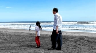 Foto Main Bareng Cucu di Pantai Diduga Editan, Netizen Salfok Kemeja Jokowi: Gak Pernah Ganti Pak?