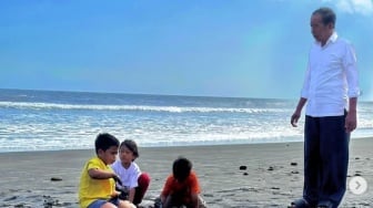 Lagi Asyik Main Sama Cucu di Pantai Bali, Jokowi Diam-diam Bertemu Luhut!
