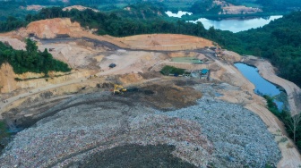 Foto udara petugas mengoperasikan eskavator di Tempat Pemrosesan Akhir (TPA) di Sambutan, Samarinda, Kalimantan Timur, Kamis (3/7/2025).[ANTARA FOTO/M Risyal Hidayat/nz]