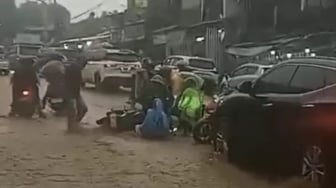 Puncak Bogor Mencekam! Banjir Deras Landa Jalan Raya, Pengendara Motor Bertumbangan