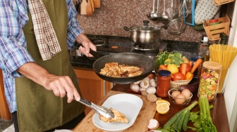 Punya Dapur Tanpa Ventilasi? Ini 7 Cara Ampuh Usir Bau Masakan yang Mengendap