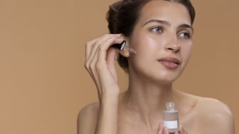 7 Pilihan Serum Mencerahkan Wajah Paling Ampuh, Cuma Modal Rp10 Ribuan Kulit Auto Glowing!