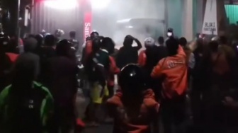 Duh! Ricuh dengan Pelanggan di Sleman, Mobil Polisi Dirusak Ratusan Driver ShopeeFood