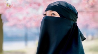 Dari ChatGPT hingga Cahaya Bulan, Rae Lil Black Ungkap Filosofi Nama Panggung dan Hijrahnya