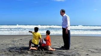 Pamer Momen Liburan ke Pantai Bareng Cucu, Foto Jokowi Dituding Hasil Editan untuk Pencitraan